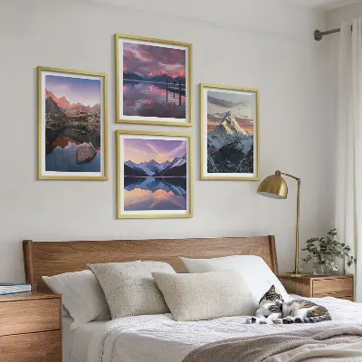 Polyptychon mit Rahmen mit Berglandschaften im Hintergrund