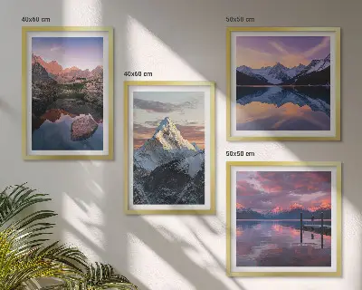 Polyptychon mit Rahmen mit Berglandschaften im Hintergrund