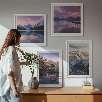 Polyptychon mit Rahmen mit Berglandschaften im Hintergrund