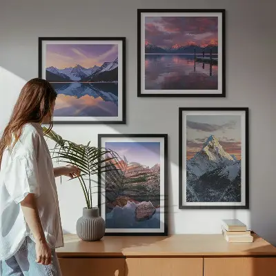 Polyptychon mit Rahmen mit Berglandschaften im Hintergrund