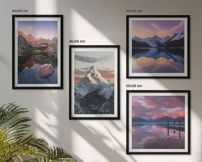 Polyptychon mit Rahmen mit Berglandschaften im Hintergrund
