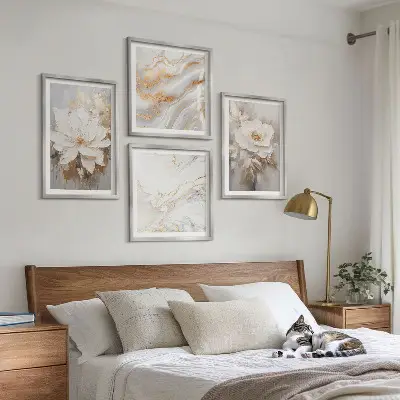 Polyptychon mit Rahmen Blumenmotiv auf hellem Hintergrund mit Marmormuster