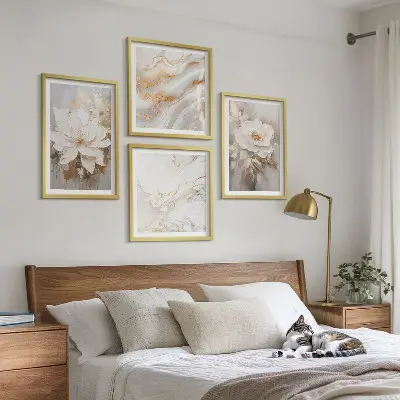 Polyptychon mit Rahmen Blumenmotiv auf hellem Hintergrund mit Marmormuster