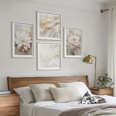 Polyptychon mit Rahmen Blumenmotiv auf hellem Hintergrund mit Marmormuster