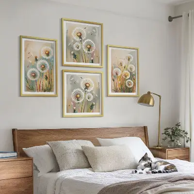 Löwenzahnblüten mit pastellfarbenen Gräsern als gerahmtes Polyptychon