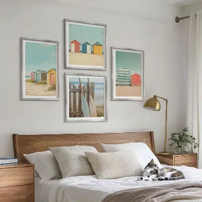 Bunte Strandhäuser als mehrteiliges Wandbild mit Rahmen