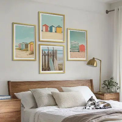 Bunte Strandhäuser als mehrteiliges Wandbild mit Rahmen