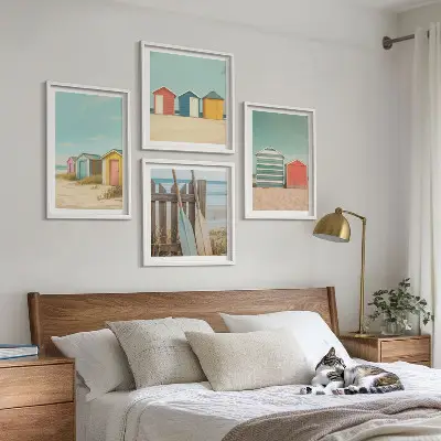 Bunte Strandhäuser als mehrteiliges Wandbild mit Rahmen