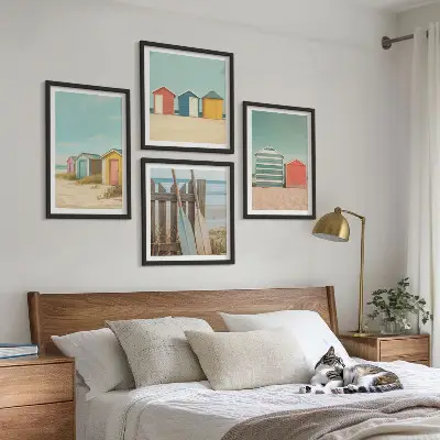 Bunte Strandhäuser als mehrteiliges Wandbild mit Rahmen