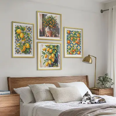 Farbenfrohes abstraktes Wandbild mit Zitrusfrüchten als Polyptychon mit Rahmen