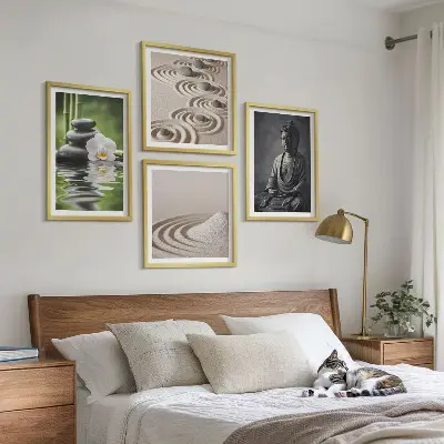 Ein entspannter Buddha am Strand als mehrteiliges Wandbild mit Rahmen