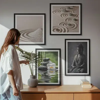 Ein entspannter Buddha am Strand als mehrteiliges Wandbild mit Rahmen
