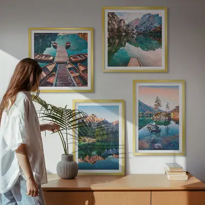 Spiegelung des Waldes in Bergseen als mehrteiliges Wandbild mit Rahmen