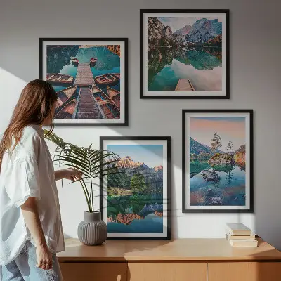 Spiegelung des Waldes in Bergseen als mehrteiliges Wandbild mit Rahmen