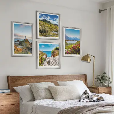 Wandbild als Polyptychon mit Rahmen mit Motiv Strand, Leuchtturm, Bergen, Wiesen und Blumen