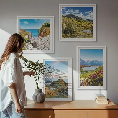 Wandbild als Polyptychon mit Rahmen mit Motiv Strand, Leuchtturm, Bergen, Wiesen und Blumen