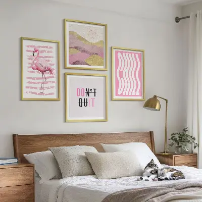 Pastellfarbene Berglandschaft mit rosa Flamingos als Polyptychon mit Rahmen