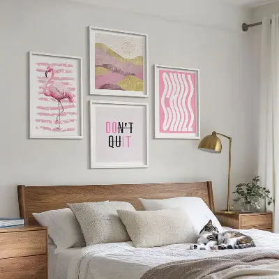 Pastellfarbene Berglandschaft mit rosa Flamingos als Polyptychon mit Rahmen