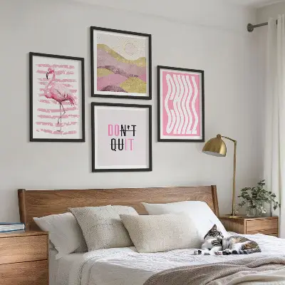 Pastellfarbene Berglandschaft mit rosa Flamingos als Polyptychon mit Rahmen