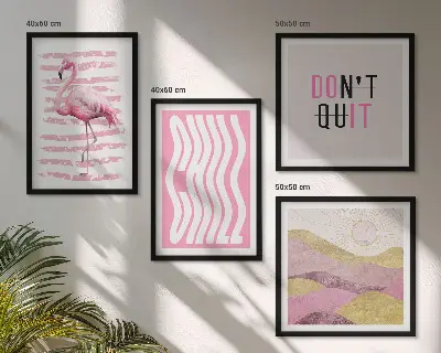 Pastellfarbene Berglandschaft mit rosa Flamingos als Polyptychon mit Rahmen