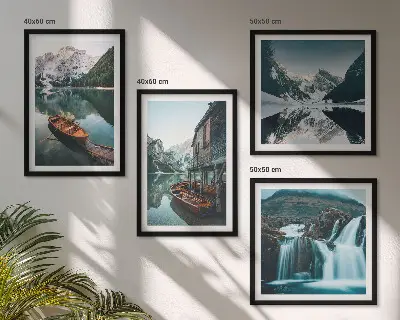 Spiegelung der Boote auf Bergseen als gerahmtes Polyptychon