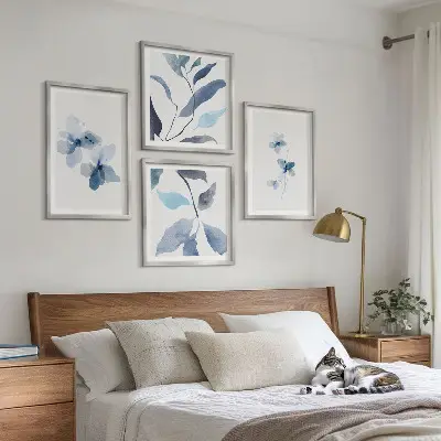 Minimalistische blaue Blumen als mehrteiliges Wandbild mit Rahmen