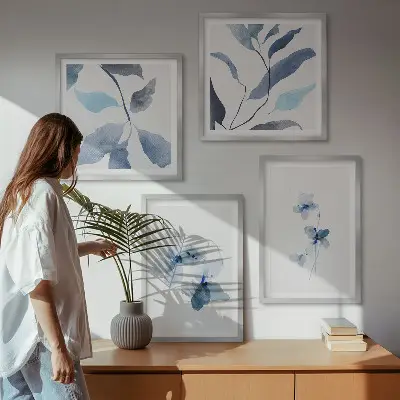 Minimalistische blaue Blumen als mehrteiliges Wandbild mit Rahmen