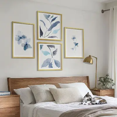 Minimalistische blaue Blumen als mehrteiliges Wandbild mit Rahmen
