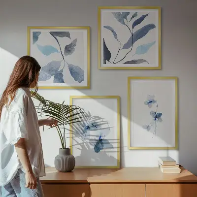 Minimalistische blaue Blumen als mehrteiliges Wandbild mit Rahmen