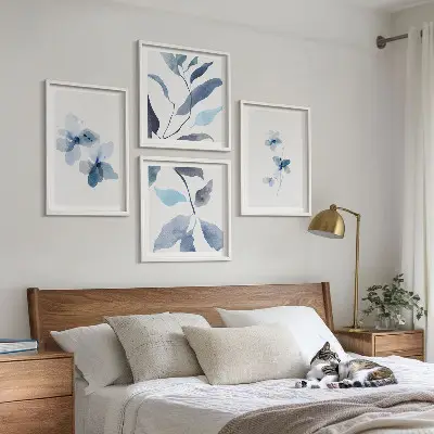 Minimalistische blaue Blumen als mehrteiliges Wandbild mit Rahmen