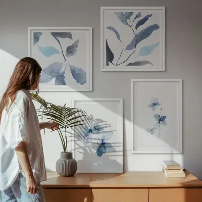 Minimalistische blaue Blumen als mehrteiliges Wandbild mit Rahmen