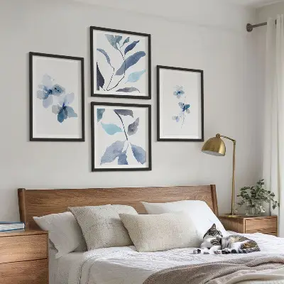Minimalistische blaue Blumen als mehrteiliges Wandbild mit Rahmen