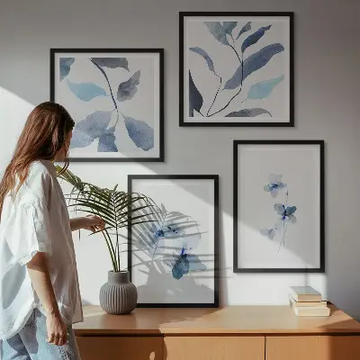 Minimalistische blaue Blumen als mehrteiliges Wandbild mit Rahmen