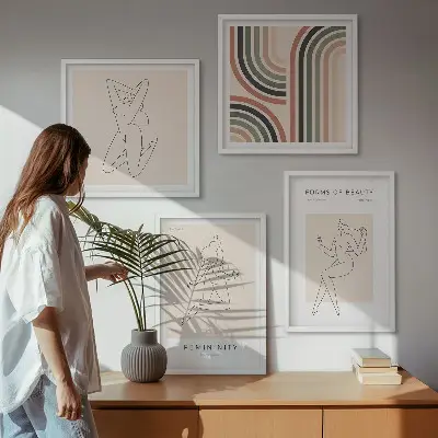 Weibliche Silhouetten auf Plakaten als gerahmtes Polyptychon