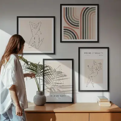 Weibliche Silhouetten auf Plakaten als gerahmtes Polyptychon