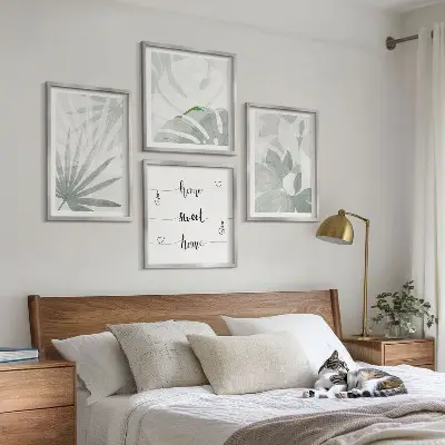 Wanddeko-Set mit grünlich-grauen Blättermotiven