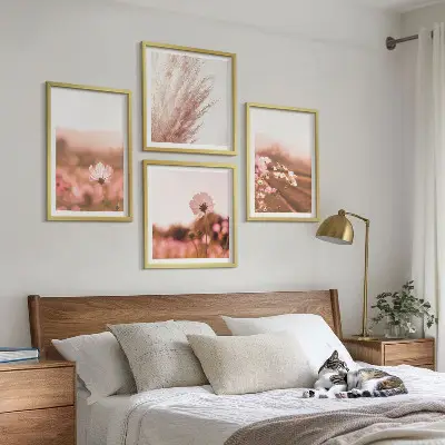 Wanddeko-Set mit Wildblumen auf den Wiesen im Sommer
