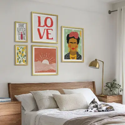Bilderset fürs Sofa mit Boho-Motiv von Blumen und Frau