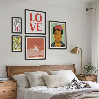 Bilderset fürs Sofa mit Boho-Motiv von Blumen und Frau