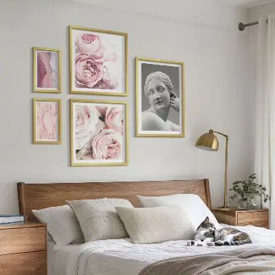 Bildergalerie-Set für die Wand mit klassischen Blumenskulpturen