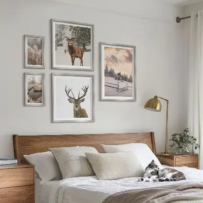 Modernes Wandbilder-Set mit verschneiten Winterlandschaften und Hirschen