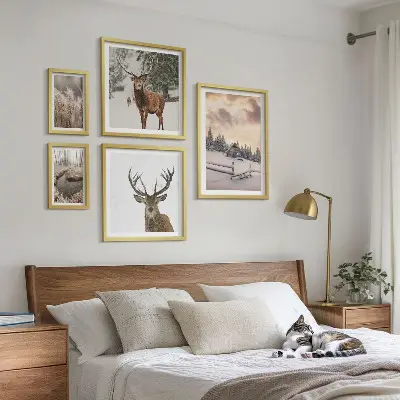 Modernes Wandbilder-Set mit verschneiten Winterlandschaften und Hirschen