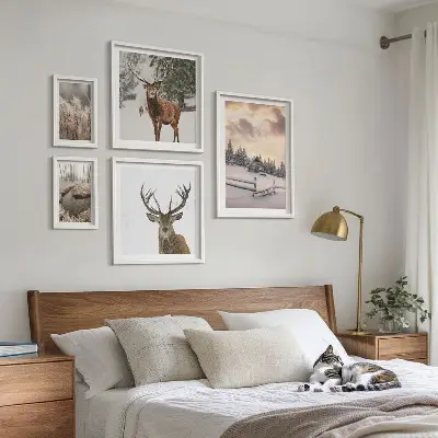 Modernes Wandbilder-Set mit verschneiten Winterlandschaften und Hirschen