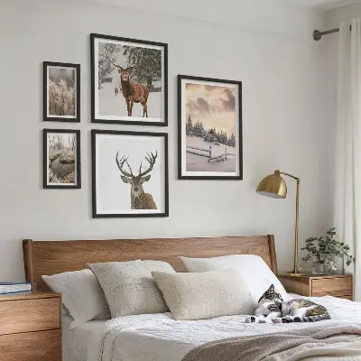 Modernes Wandbilder-Set mit verschneiten Winterlandschaften und Hirschen