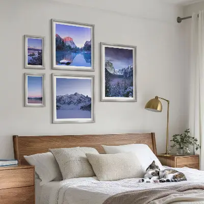 Modernes Wandbilder-Set mit Motiven von Bergseen, Wäldern und Landschaften