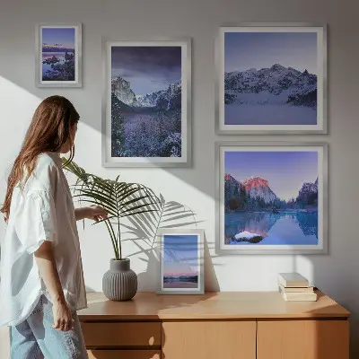 Modernes Wandbilder-Set mit Motiven von Bergseen, Wäldern und Landschaften