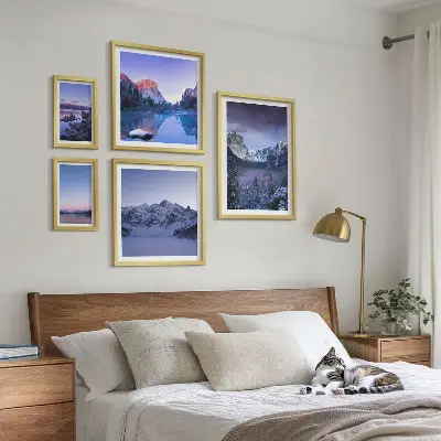 Modernes Wandbilder-Set mit Motiven von Bergseen, Wäldern und Landschaften