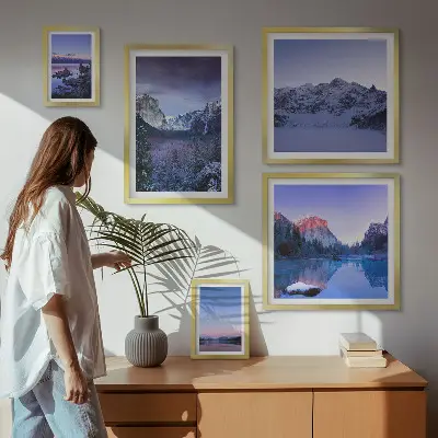 Modernes Wandbilder-Set mit Motiven von Bergseen, Wäldern und Landschaften