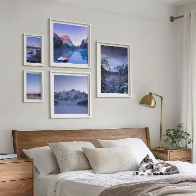 Modernes Wandbilder-Set mit Motiven von Bergseen, Wäldern und Landschaften