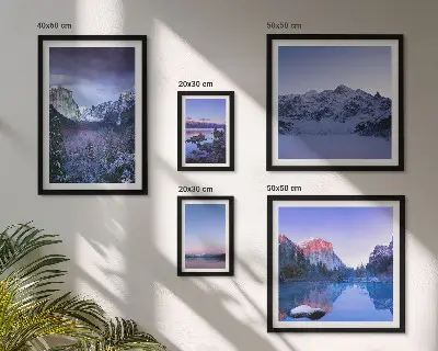Modernes Wandbilder-Set mit Motiven von Bergseen, Wäldern und Landschaften